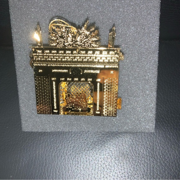 2005 Annual Festive Fireplace Danbury Mint Christmas Ornament Gold Plated - Picture 3 of 5